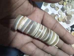 Botón de camisa en blanco de 4 agujeros duradero Botón de cuerno de búfalo de buey natural real para prendas Botones de cuerno de piel en blanco - Product Image 2