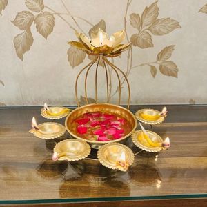 Bol Urli Floral Argenté pour Bougies Flottantes et Fleurs Bol Urli Décoratif en Métal Argenté pour Décoration Intérieure Élégant Urli pour Table - Product Image 3