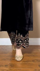 Traje Salwar de Terciopelo Viscosa Listo para Usar para Mujer con Bordado de Hilo y Lentejuelas, Diseñado con Bolsillo Lateral para un Uso Cómodo y Elegante - Product Image 3