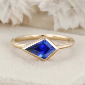 East West Bezel Set Kite Cut Lab-Grown Sapphire 925 Anillo de plata Art Deco Style Anillo de compromiso con opción de reemplazo de piedras preciosas - Product Image 5