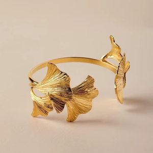 Bracelet en métal réglable conçu pour s'adapter confortablement à différentes tailles de poignet avec une fermeture sécurisée et un aspect élégant - Product Image 1