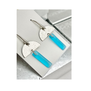 Pendientes de latón chapados en oro con forma de lágrima, última moda 2023, para mujeres con estilo audaz. Joyería texturizada, pendientes pequeños martillados. - Product Image 6