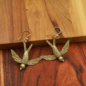 Pendientes Colgantes de Pájaro Golondrina Vintage de Latón y Plata, Joyería Artesanal de Animales Naturales - Product Image 1