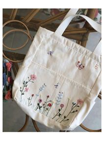 Sac fourre-tout en coton brodé Pastel Garden avec broderie de jardin et d'insectes en crème, conçu pour un transport quotidien élégant - Product Image 2