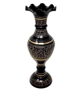 Acabado negro brillante Diseño grabado a mano Florero de latón Decoración de lujo para el hogar Material de alta calidad Aspecto único - Product Image 1
