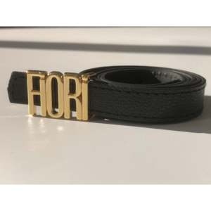 เข็มขัดโลหะบางพิมพ์ลายฟิโอรีสำหรับผู้หญิง - Product Image 1