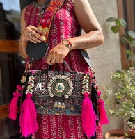 Nouveauté Sac Banjara en Cuir Souple Bohème Hippie Multicolore en Tissu de Coton Tribal Rajasthani Fait Main avec Franges et Pompons