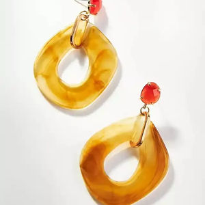 Boucles d'oreilles pendantes à la mode pour femmes vintage Mignon goujon en bois et en résine avec couleur personnalisée pour les filles - Product Image 1