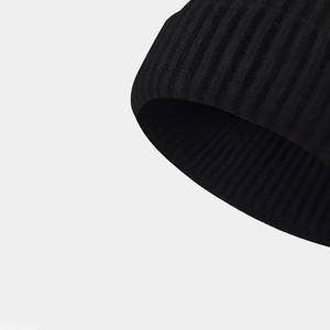 Gorros unisex cálidos y elegantes hechos de acrílico suave, perfectos para usar en invierno, moda casual o para publicidad. - Product Image 6