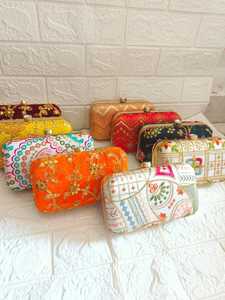 Combo de regalo de retorno de boda india, bolso de mano bordado y Bandhani Dupatta de seda pura, regalo de dama de honor, conjunto étnico de recuerdo de fiesta - Product Image 6