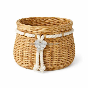 Cesta de Almacenamiento Navideña Ecológica de Ratán Verde, Rojo y Azul Natural Hecha a Mano por Sisu Handicraft - Product Image 1