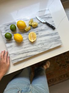 Planche à découper en marbre moderne pour la préparation quotidienne des aliments et un espace de cuisson élégant - Product Image 3