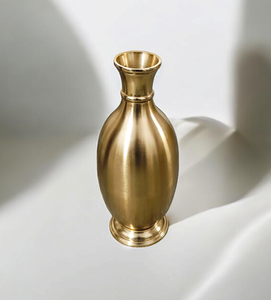 Jarrón de Metal Hecho a Mano con Acabado Dorado, Silueta Clásica y Elegante, Ecológico, Resistente al Óxido, para una Decoración Minimalista y Lujosa - Product Image 3