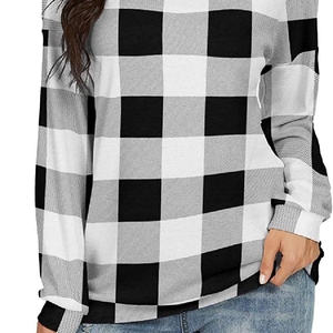 Sudadera de mujer duradera con dobladillos cosidos dobles y tela de alta calidad que garantiza un uso cómodo y duradero - Product Image 4