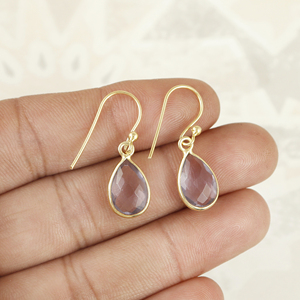 Boucles d'oreilles en améthyste en forme de larme, finition dorée, minimalistes, pierres précieuses violettes, boucles d'oreilles pendantes à crochet pour femmes - Product Image 2