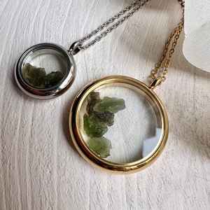 สร้อยคอจี้โมลดาไวต์แท้ จี้ธรรมชาติ เปลี่ยนสีได้ พร้อมใบรับรองจากผู้ตรวจสอบบุคคลที่สาม ของขวัญสำหรับเธอ สาธารณรัฐเช็ก - Product Image 1