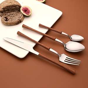 Grande cuillère de service en métal à motif de bois foncé et d'acier inoxydable poli pour un décor de table élégant et raffiné - Product Image 3