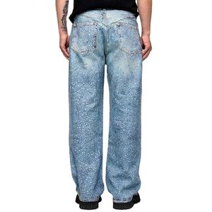 Descubre la combinación definitiva de comodidad y brillo con la tela suave y elástica de nuestros pantalones vaqueros con pedrería. - Product Image 3