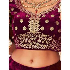 Lehenga Choli de mariée en velours brodé violet attrayant pour les vêtements de mariage - Product Image 4