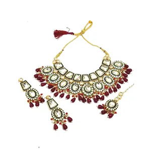 Ensemble de collier en or plaqué or avec diamants taillés en émeraude rouge et pierres Kundan Polki, style classique et tendance, idéal pour un mariage, une fête ou comme cadeau. - Product Image 4