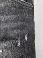 Jean en denim brodé et délavé style hip-hop avec effet éclaboussures de peinture et rivets, collection 2025, pour homme