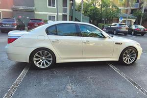 รถบีเอ็มดับเบิลยู เอ็ม5 ปี 2006 สภาพใช้งานมาแล้ว 500 แรงม้า เครื่องยนต์วี10 สีขาวอัลไพน์  ใช้ในภูมิอากาศอุ่น  ปรับแต่งน้อยส่วนใหญ่ยังคงเป็นแบบเดิม - Product Image 2