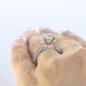 Princess Cut Pave Set Anillo de compromiso para mujer - Product Image 4