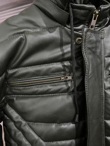 เสื้อแจ็คเก็ตฤดูหนาวแบบพัฟเฟอร์สำหรับผู้ชาย ผลิตแบบ OEM/ODM เป็นมิตรกับสิ่งแวดล้อม สไตล์ไบค์เกอร์ บอมเบอร์ แฟชั่นสำหรับขี่มอเตอร์ไซค์ ทำจากหนังแกะแท้ MOQ ต่ำ - Product Image 5