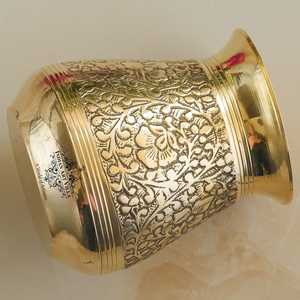 IndianArtVilla - Lata Parsi de Latón Puro de 200 ml con Diseño en Relieve, Artículo Espiritual para Decoración del Hogar - Product Image 4