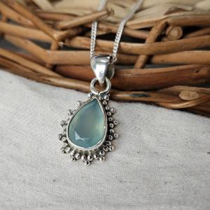 Pendentif élégant et stylé en calcédoine aqua facettée légère, en argent sterling 925, forme goutte - Bijou unisexe raffiné - Product Image 2