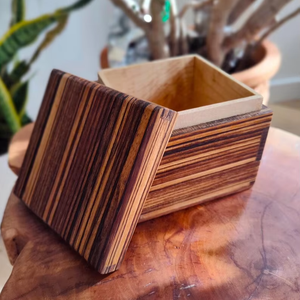 Boîte à épices en bois au design minimaliste pour une cuisine propre et moderne, offrant un rangement fonctionnel des épices - Product Image 1