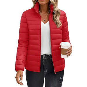 Veste matelassée légère pour femme, manteau d'hiver chaud, fermeture éclair intégrale, col montant, design moderne, rouge Tamoto - Product Image 1