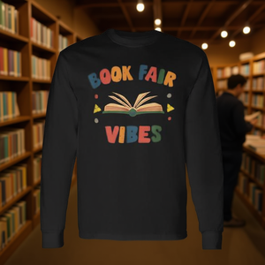 T-shirt à manches longues aux vibrations rétro nostalgiques, inspiré de la foire du livre de la bibliothèque, vêtement promotionnel - Product Image 3