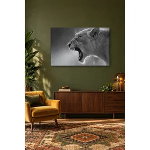 Impression sur toile de la lionne rugissante Fida en gros plan sur fond gris - Product Image 4