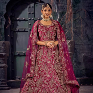 Elegante terciopelo nupcial Lehenga Choli trabajo pesado completo con piedra Jarkan última moda nupcial para bodas y ocasiones especiales - Product Image 1