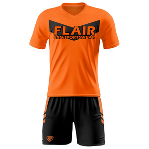 Kits de football rétro conçus sur mesure Uniformes de maillot de football pour enfants de haute qualité pour hommes - Product Image 5