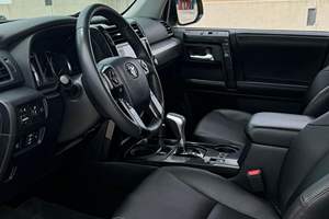 รถ SUV ขนาดใหญ่ ปี 2022 สำหรับขับขี่ออฟโรด ประสิทธิภาพสูง ระบบขับเคลื่อน 4 ล้อ พร้อมระบบกันสะเทือนที่แข็งแกร่ง และคุณสมบัติระดับพรีเมียม ไม่มีประวัติอุบัติเหตุ - Product Image 3