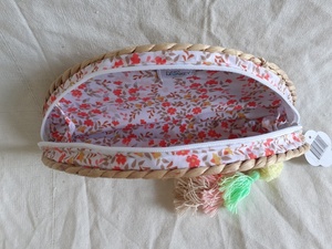 Pochette demi-lune en jacinthe d'eau avec glands colorés avec fermeture à glissière - Product Image 6