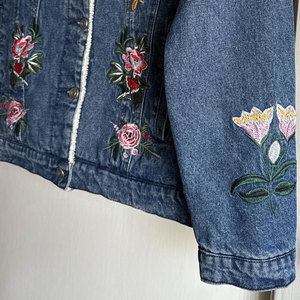 แจ็กเก็ตผ้าเดนิมปักลายสำหรับผู้ชายเสื้อแจ็กเก็ตผ้าปักลายโลโก้ออกแบบได้ตามต้องการ - Product Image 4