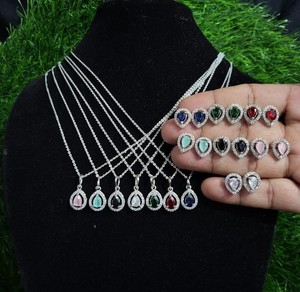 Juego de colgantes de diamantes americanos tradicionales Joyas clásicas chapadas en plata para mujeres y niñas Precio por pieza - Product Image 1