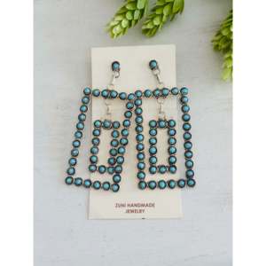 Boucles d'oreilles pendantes Zuni faites à la main en turquoise de Kingman et argent sterling, design géométrique - Product Image 1