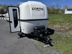 ¡Precio Bajo! Remolque de Viaje Usado Cortes Campers 18BK 2025, de Aluminio, Moderno, Ligero, Impermeable, Plegable para 3 Personas, Cómodo - Product Image 2