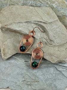 ห่วงยางหูทองแดงที่ออกแบบมาสำหรับผู้ที่ชื่นชอบแฟชั่นสไตล์อินเดียและสัมผัสที่หรูหรา - Product Image 3