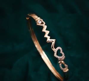 Brazalete de Corazón en Zig Zag Chapado en Oro con Circonita Cúbica (AD), Aleación Premium, para Mujer, Moderno, para Fiesta, de KARIGHAR EDIT - Product Image 2