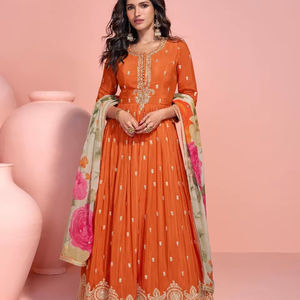 Traje de Mujer con Tela de Viscosa Chi-non, Bordado Completo Pesado con Dhaga, Zari y Lentejuelas, con Estampado Digital - Product Image 1