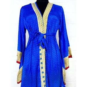 Bata Kimono de Seda Reciclada Vintage con Estampado de Hojas Boho, Ideal como Salida de Baño, Regalo de Aniversario para Damas de Honor o Día de Spa - Product Image 2