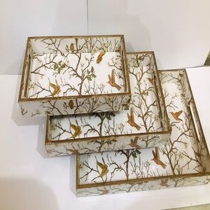 Plateau en bambou de conception géométrique florale complexe fait sur mesure dans des couleurs vives avec bordure jaune audacieux pour la décoration intérieure - Product Image 3