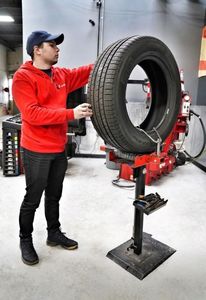 100% Neumáticos usados baratos Neumáticos de segunda mano T 215/45R18 215/55R18 225/40R18 225/45R18 Neumático de invierno Nieve para la venta a EUROPA - Product Image 2