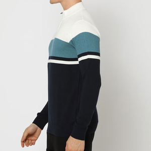 Con una parte delantera clásica de media cremallera y un tacto suave, esta sudadera para hombre está hecha para el uso diario y es fácil de colocar en capas en condiciones frescas - Product Image 3