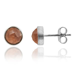 Pendientes simples de Plata de Ley 925, acabado mate chapado en oro con ajuste de bisel de piedra lunar arcoíris para regalo de fiesta de boda - Product Image 6